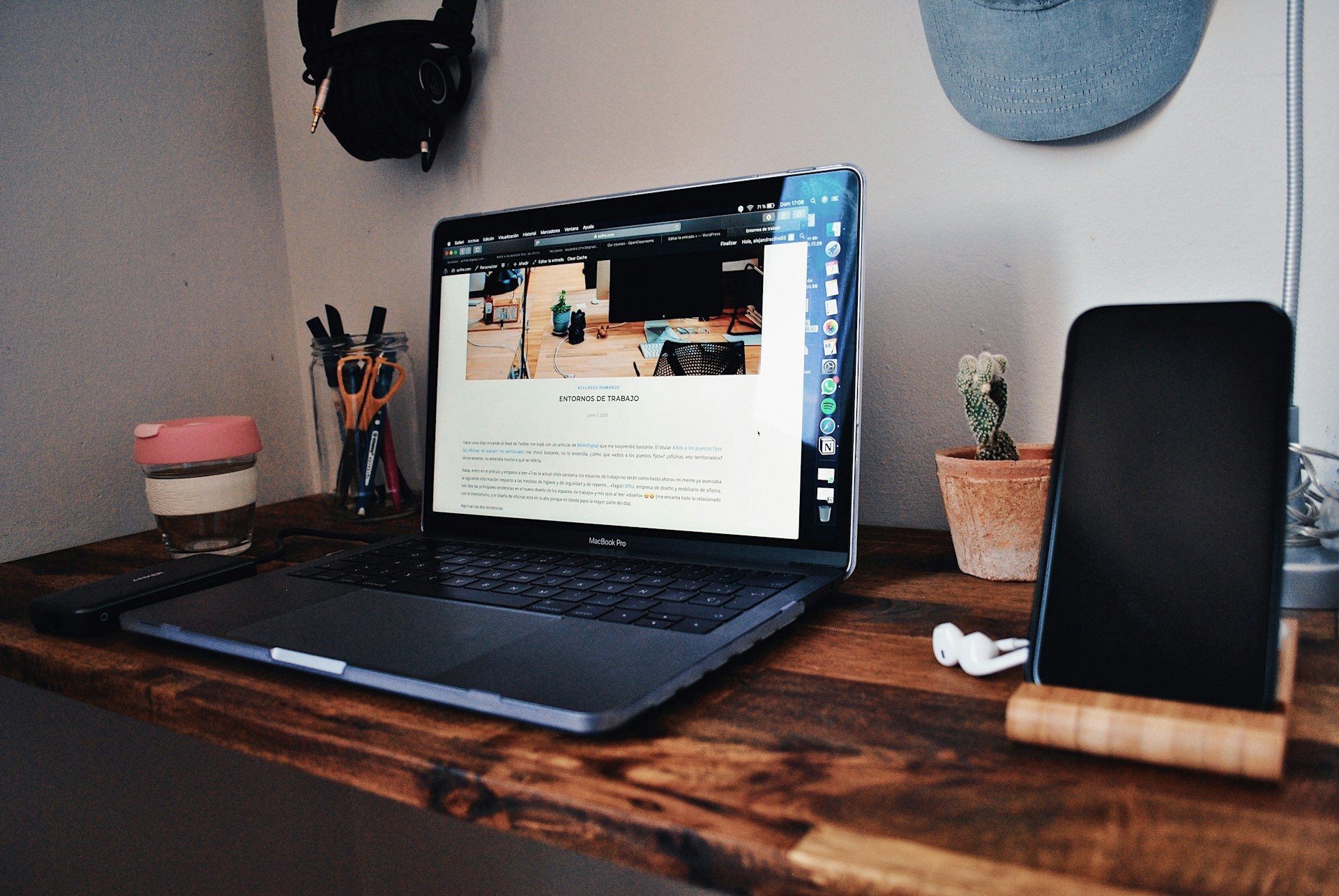 Photo d'un ordinateur sur un bureau qui affiche une newsletter