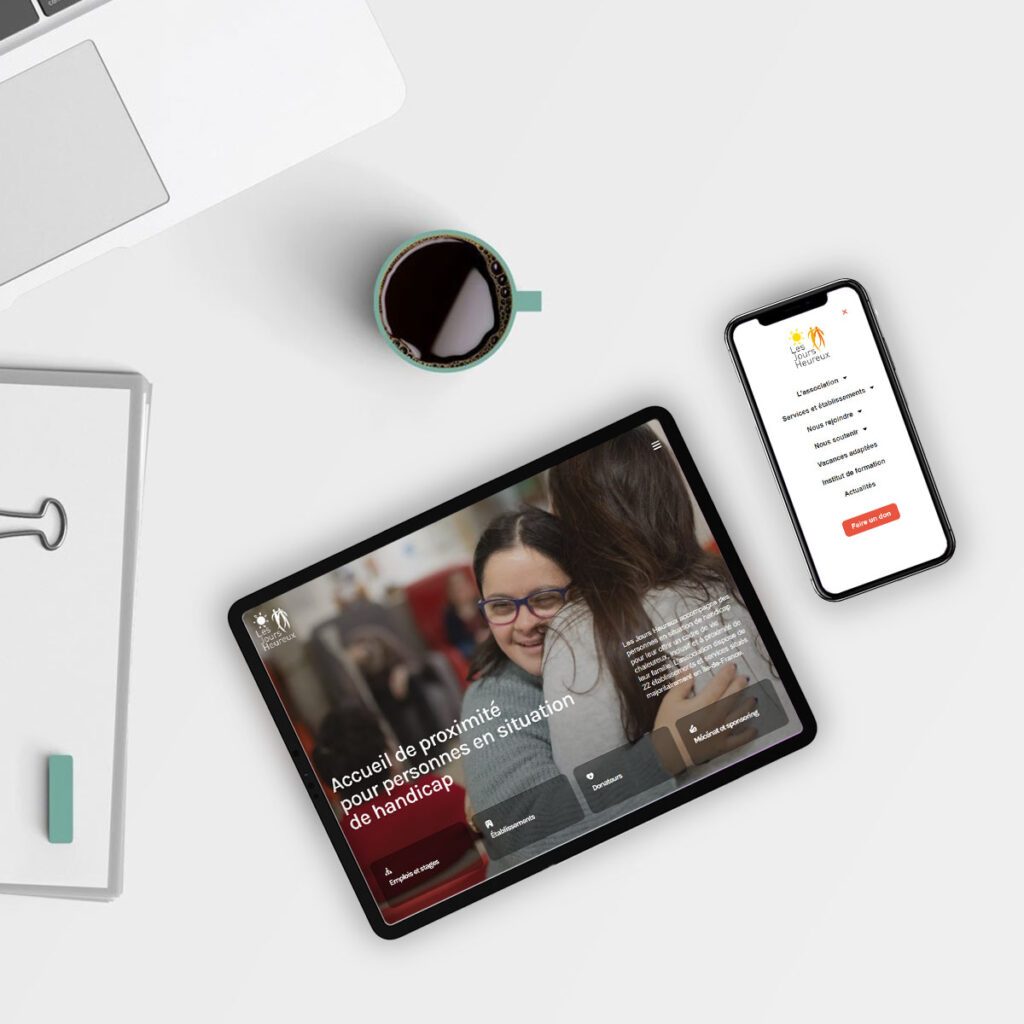 Photo d'une tablette et d'un smartphone avec les pages du site de l'association Les Jours Heureux